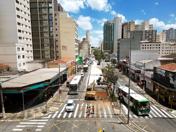 Obras do pavimento rígido no corredor central BRT avançam no Centro de Campinas