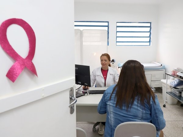 Outubro Rosa: ações de cuidado à mulher são ampliadas em Centros de Saúde